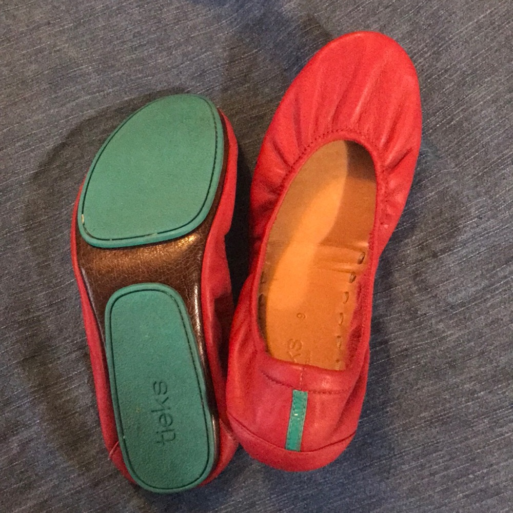 Red tieks